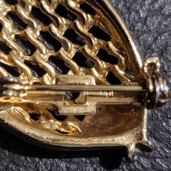 VINTAGE Gold Tone Lacy Gold Fish Brooch Taiwan - Picture 4 of 5